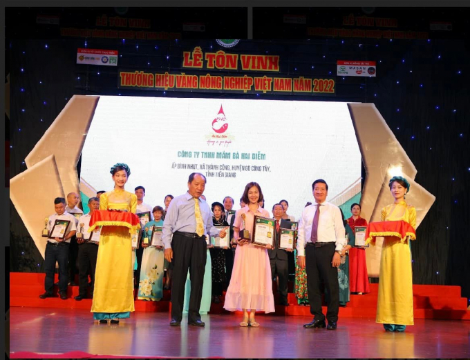 Tháng 7 vừa qua, cơ sở của chị Diễm vinh dự được tôn vinh thương hiệu vàng nông nghiệp Việt Nam năm 2022.