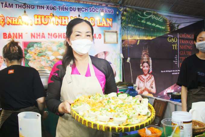 Nghệ nhân bánh dân gian Huỳnh Ngọc Lan là người 'hồi sinh' chiếc bánh bầu truyền thống của người dân Sóc Trăng đã bị thất truyền theo thời gian. Ảnh: Nguyên Anh.