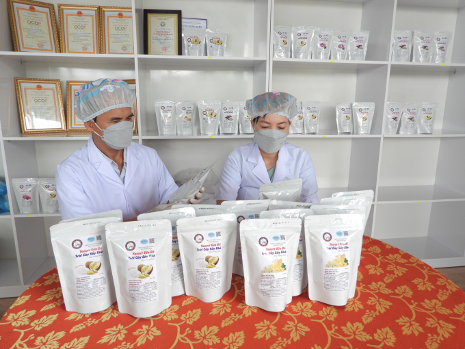 Chị Nghi cùng chồng đóng gói các sản phẩm OCOP từ sữa dê kết hợp các trái cây đặc sản của địa phương. Ảnh: Trần Trung.