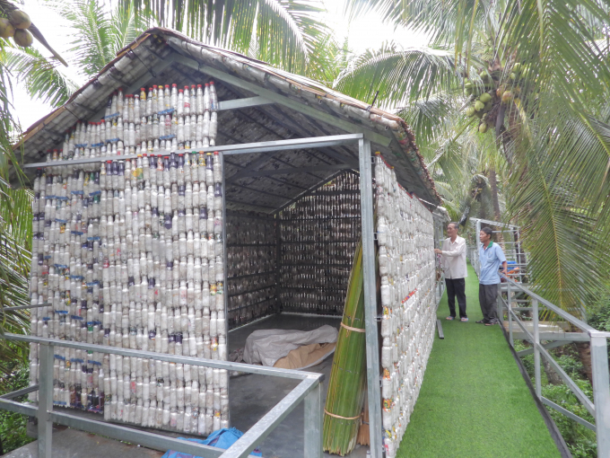 Công trình trạm dừng chân bằng ve chai được ông Khanh thiết kế khéo léo trên ngọn dừa. Ảnh: Trần Trung.