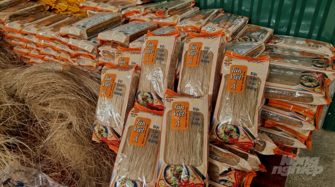 Miến dong Tân Việt Á được sản xuất từ 100% bột dong địa phương. Ảnh: Công Hải.