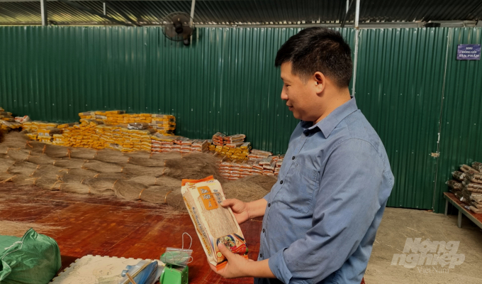Ông Trần Đức Hiếu, Giám đốc HTX Nông sản Tân Việt Á kiểm tra chất lượng sản phẩm. Ảnh: Công Hải.