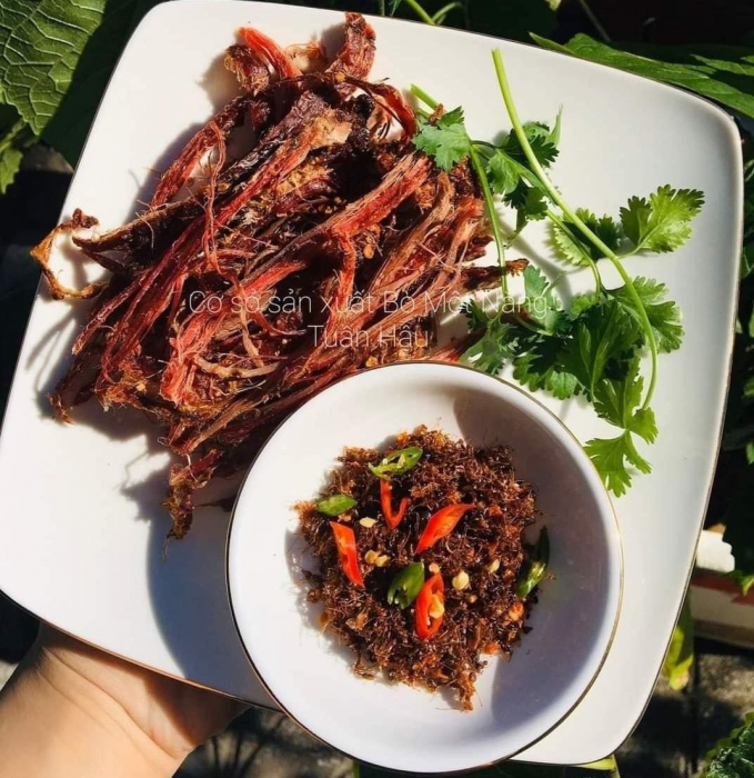 Bò một nắng chấm muối kiến là món ăn đặc sản chỉ có ở huyện Krông Pa. Ảnh: Đăng Lâm.