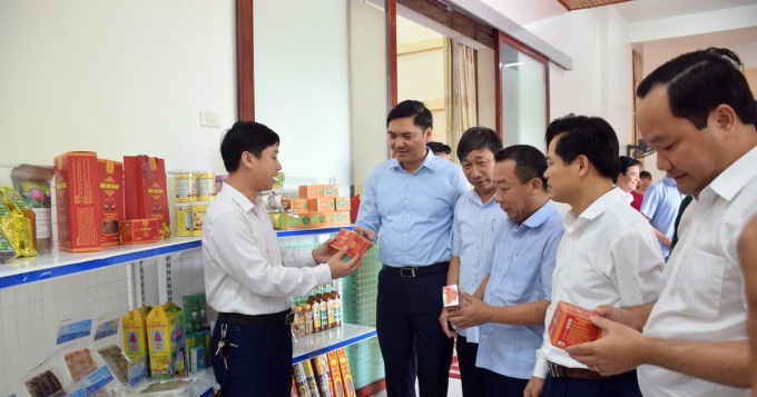 Ông Hoàng Nghĩa Hiếu, Phó Chủ tịch UBND tỉnh Nghệ An (thứ 2 từ trái sang) tham quan các sản phẩm OCOP đã được giới thiệu trên mạng thương mại điện tử. Ảnh: Doãn Trí Tuệ.