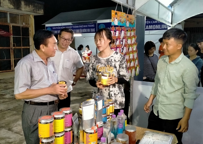 Lãnh đạo Sở NN-PTNT Khánh Hòa tham quan các gian hàng tại phiên chợ nông sản thực phẩm an toàn. Ảnh: KS.