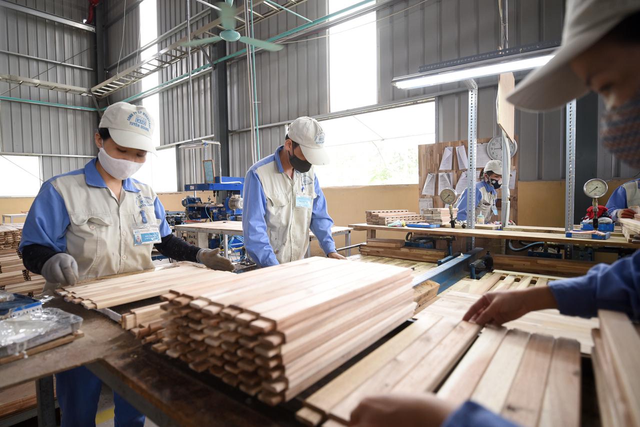 Kim ngạch xuất khẩu các sản phẩm gỗ Việt Nam sang Hoa Kỳ có thể khởi sắc sau khi kinh tế nước này ổn định hơn. Ảnh: Tùng Đinh.