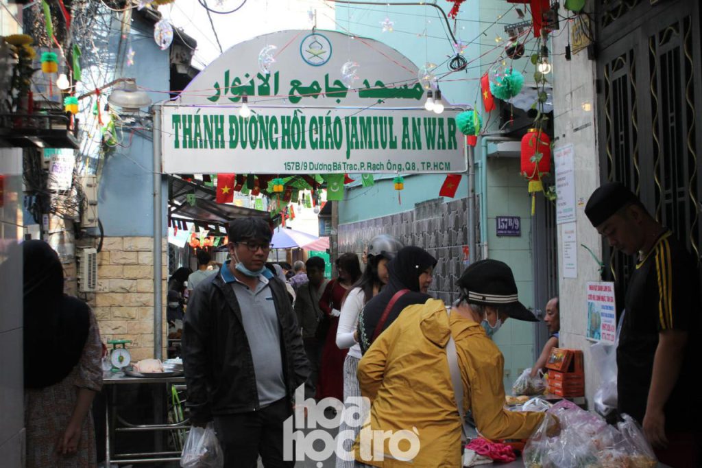 Ho Chi Minh City: Discover the Ramadan food market of the Cham people, which opens only once a year.